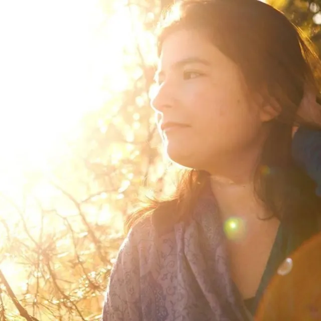 Esther Pöttger hield haar teksten meer dan dertig jaar voor zichzelf. Maar tijdens de covidperiode besloot ze de hoop en houvast die schrijven haar geeft, te delen. Onder de naam ‘PhOEbeTRY’ – een mix van ‘poetry’ en haar tweede naam Phoebe, wat ‘helder lichtend’ betekent – schrijft ze nu in opdracht, deelt ze haar werk en staat ze regelmatig op het podium. Zoals ze zelf zegt: “Mijn woorden vertellen niet alleen mijn verhaal, maar misschien ook dat van jou.”