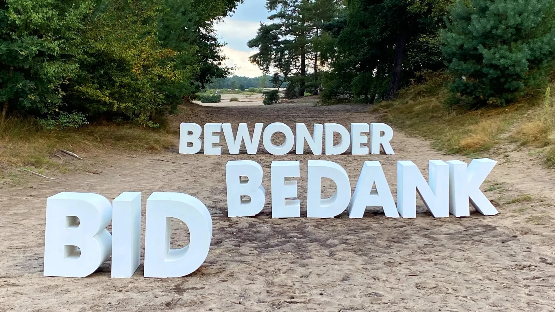 Bid, bedank, bewonder