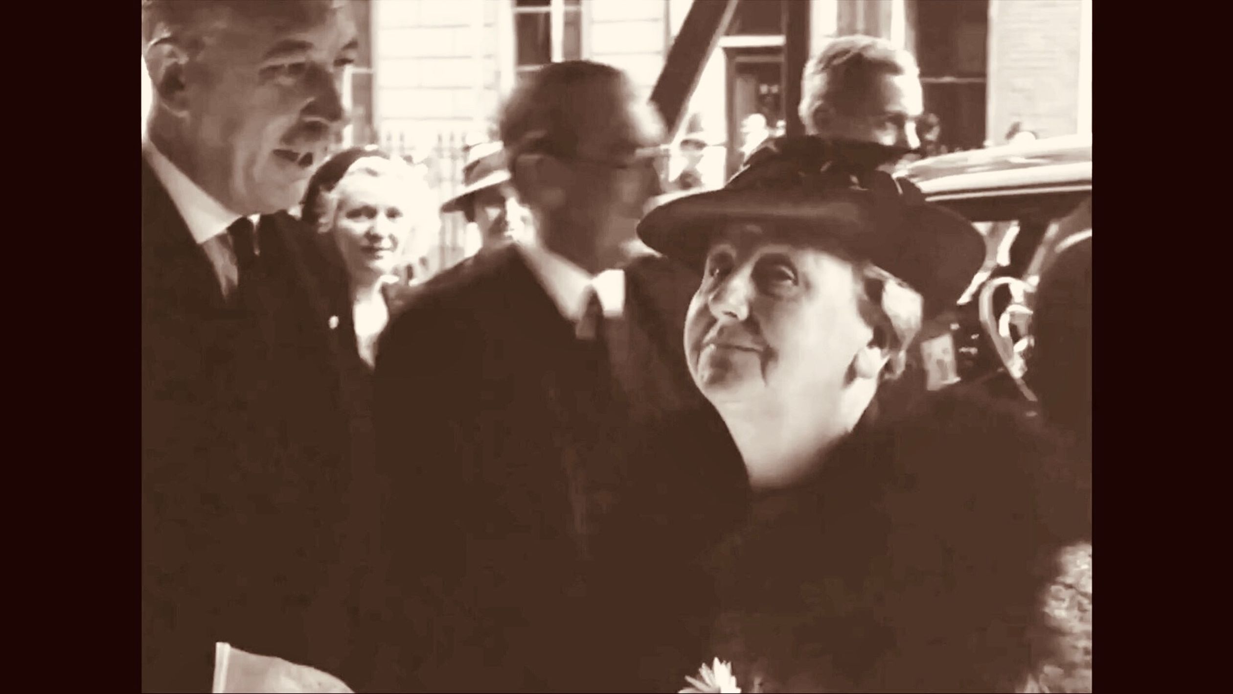 koningin Wilhelmina arriveert bij de Nederlandse ambassade in Londen direct na haar vlucht uit Nederland